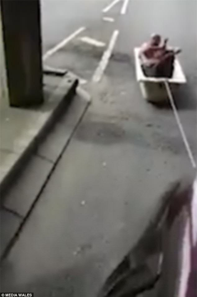 coi tran ngoi trong bon tam luot nhu bay tren pho hinh anh 1