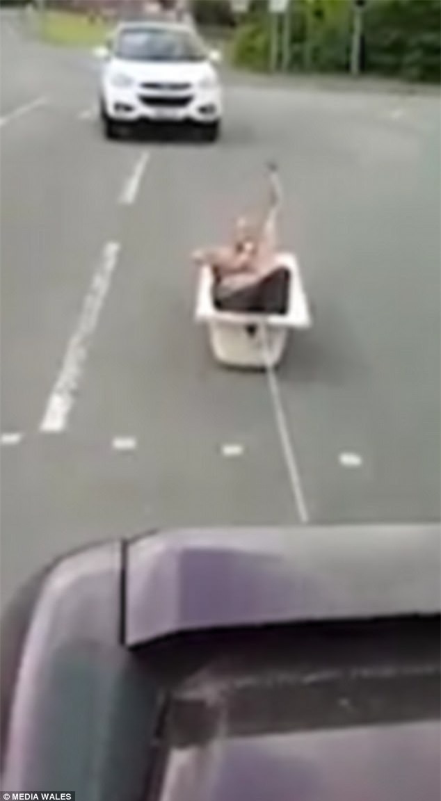 coi tran ngoi trong bon tam luot nhu bay tren pho hinh anh 2