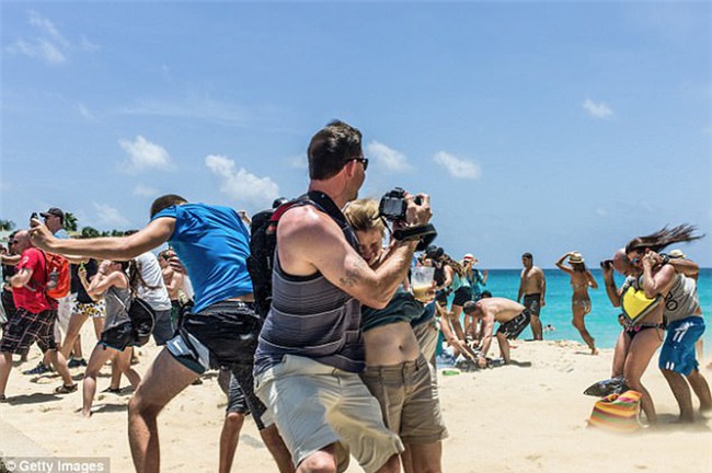 Đứng hóng máy bay cất cánh, người phụ nữ bị gió thổi bay, đập đầu vào đá tử vong - Ảnh 3.