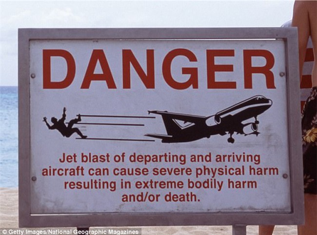 Đứng hóng máy bay cất cánh, người phụ nữ bị gió thổi bay, đập đầu vào đá tử vong - Ảnh 4.