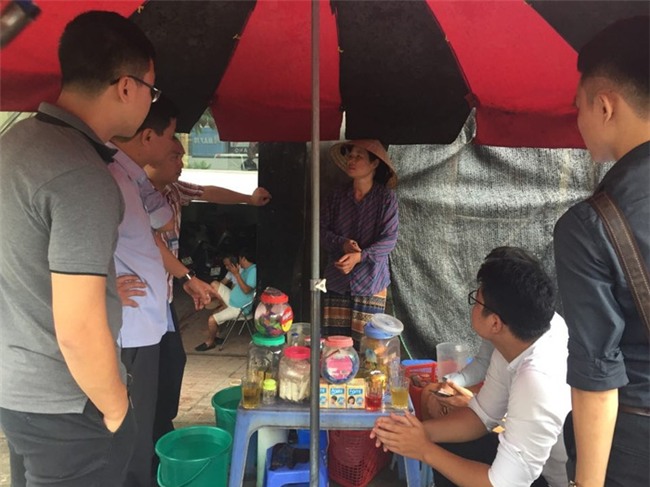 Công an triệu tập chủ salon tóc sau clip lấy nước rửa chân để pha trà cho khách - Ảnh 1.