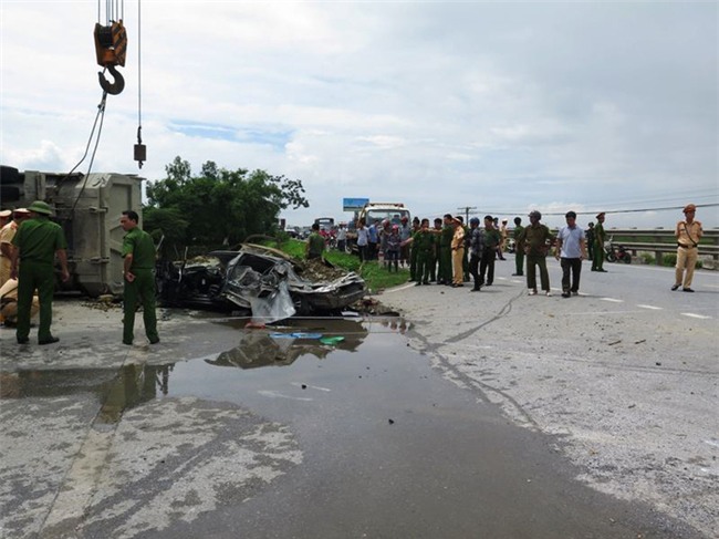 Nam Định: Xe tải chở đất lật nghiêng, đè xe con bẹp dúm, tài xế tử vong thương tâm - Ảnh 2.