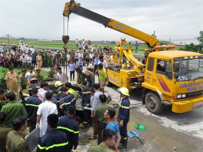 Nam Định: Xe tải chở đất lật nghiêng, đè xe con bẹp dúm, tài xế tử vong thương tâm - Ảnh 3.