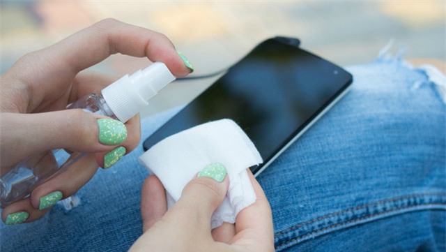 Bạn nên định kì làm sạch điện thoại. Tôi làm việc đó vào cuối ngày chỉ bằng vài lần lau mà thôi, Philip Tierno - nhà vi sinh vật học và nghiên cứu bệnh tại trường Y của Đại học New York cho biết. (Ảnh: Internet)