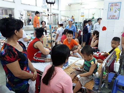 con benh, mot chong, bon "vo" cung cham - 2