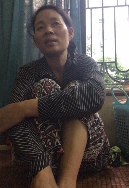 Người quay clip lấy nước rửa chân pha trà cho khách xin lỗi và hứa tìm việc giúp bà chủ quán trà đá - Ảnh 1.