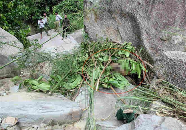 Đi câu cá phát hiện thi thể một phụ nữ khoả thân kẹt bên tảng đá - Ảnh 1.