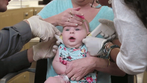 co bam lo tai cho con moi vai thang tuoi, nguoi me day len cuoc tranh cai gay gat tren mang xa hoi - 1