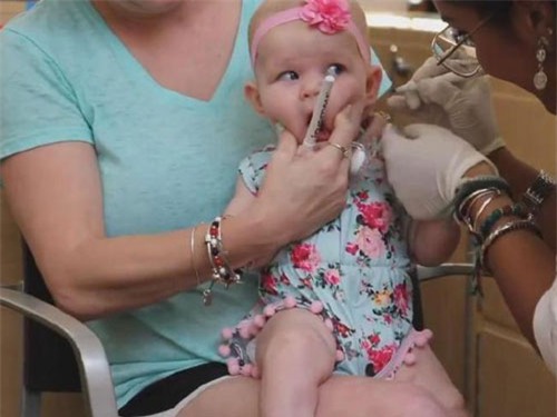 co bam lo tai cho con moi vai thang tuoi, nguoi me day len cuoc tranh cai gay gat tren mang xa hoi - 5