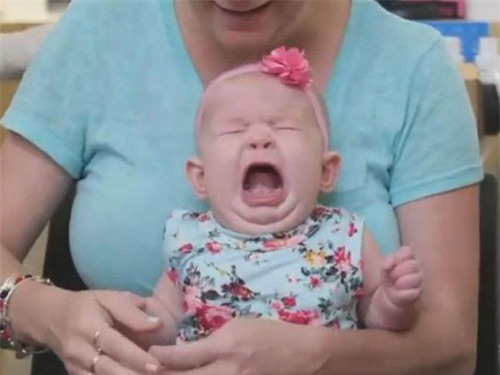 co bam lo tai cho con moi vai thang tuoi, nguoi me day len cuoc tranh cai gay gat tren mang xa hoi - 6