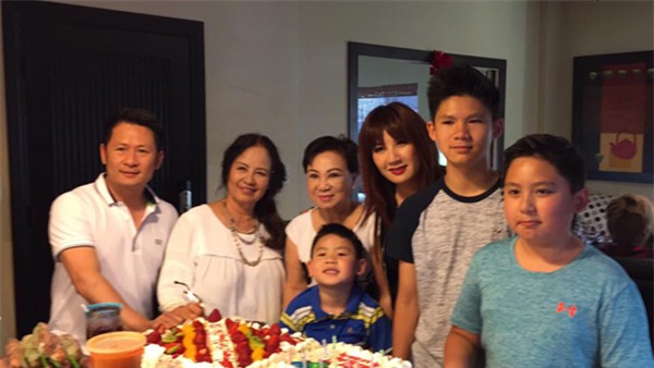 
Bức ảnh gia đình vắng mặt Dương Mỹ Linh khiến tin đồn Hoa hậu và Bằng Kiều đã đường ai nấy đi rộ lên cuối năm 2016.
