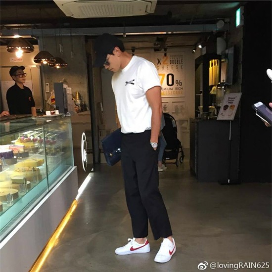 Bi Rain bị bắt gặp đứng chọn bánh ngọt cho vợ yêu Kim Tae Hee - Ảnh 1.