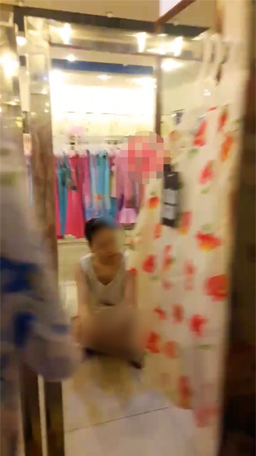 xin quan ao khong duoc, co gai thoat y di khap trung tam thuong mai o ha noi khien bao nguoi khiep via - 2