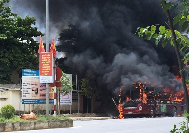 Xe giuong nam chay rui khi vua tra khach hinh anh 2