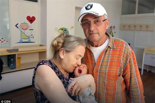 vo 60 tuoi sinh con, chong bo nha di vi thay qua gia de chiu duoc tieng khoc tre nho - 1