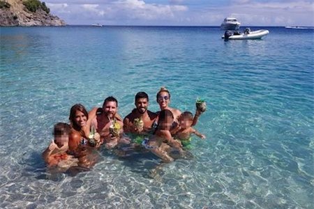 Không chỉ là đối tác ăn ý trên hàng công Barca, Luis Suarez và Lionel Messi còn thân thiết với nhau ở ngoài đời đến mức bà xã của cả hai chung tay mở cửa hàng kinh doanh. Gia đình Suarez không chỉ là khách mời trong đám cưới của Messi mà còn được siêu sao người Argentina “rủ rê” cùng đi hưởng tuần trăng mật.