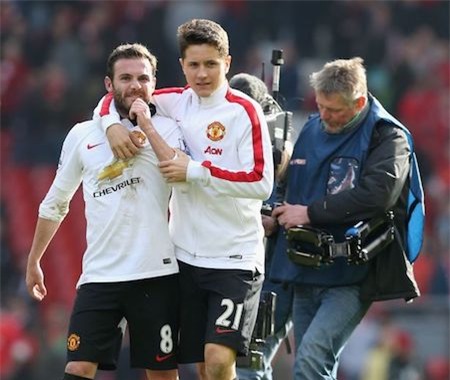 Vốn là đồng hương nên Ander Herrera và Juan Mata dễ dàng hợp tác ăn ý với nhau trong màu áo của “Quỷ đỏ”. Không chỉ thân thiết trên sân cỏ, bộ đôi của MU còn cho thấy cả hai rất thấu hiểu nhau trong cuộc sống và gần như tường tận mọi tính cách, thói quen của đối phương.