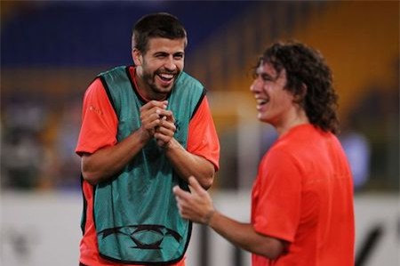 Gerard Pique từng nghẹn ngào ca ngợi Carlos Puyol là “thiên thần hộ mệnh” của mình. Và ngày mà người đội trưởng huyền thoại của Barca nói lời tạm biệt với câu lạc bộ, Pique hẳn cũng chính là người buồn bã nhất, vì vừa mất đi một thủ lĩnh trên sân cỏ lại vừa mất đi một người bạn thân thiết.