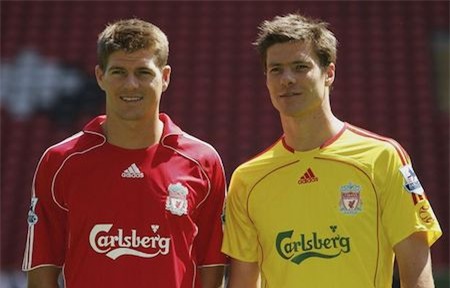 Steven Gerrard và Xabi Alonso thực sự là những đối tác ăn ý trong thời kì đỉnh cao của Liverpool. Kể cả sau này, khi mỗi người một phương trời thì hai chàng cầu thủ vẫn luôn nhớ về nhau và ngày Gerrard nói lời tạm biệt với sân Anfield, Alonso cũng không thể giấu nổi niềm xúc động dành cho “người hùng, người đồng đội” của mình.