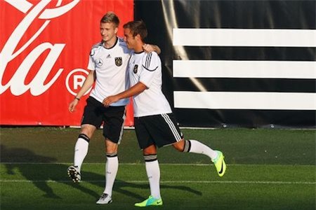 Gắn bó với nhau từ thuở thiếu thời, Marco Reus và Mario Gotze từng là nguồn cảm hứng bất tận giúp Dortmund bay cao tại Bundesliga. Những tưởng tình bạn đẹp này sẽ bị rạn nứt khi Gotze chuyển sang thi đấu cho “Hùm Xám” nhưng hai ngôi sao vẫn là anh em tốt bên ngoài sân cỏ và làm đồng đội ăn ý tại đội tuyển quốc gia Đức.
