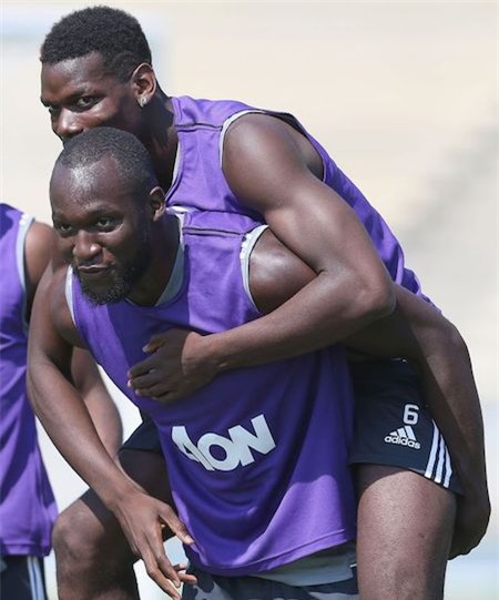 Paul Pogba và Romelu Lukaku đã làm bạn với nhau trong nhiều năm trời nhưng chỉ đến khi tiền đạo người Bỉ gật đầu đồng ý chuyển tới Manchester United, các cổ động viên mới thực sự chú ý đến mối quan hệ đặc biệt giữa hai ngôi sao. Cùng đi chuyên cơ, chơi bóng rổ, tiệc tùng tưng bừng và cùng vui vẻ tập luyện, Paul Pogba và Romelu Lukaku đã hợp lại thành bộ đôi đáng giá tới 164 triệu bảng Anh của “Quỷ đỏ”.
