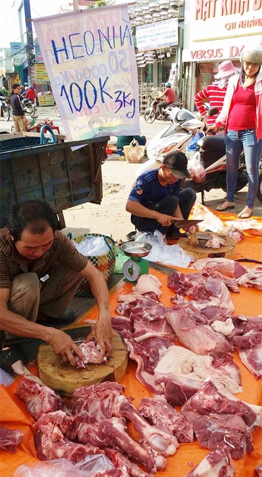 Thực hư chuyện thịt heo 100.000/3kg bán tràn lan khắp lề đường Sài Gòn - Ảnh 1.