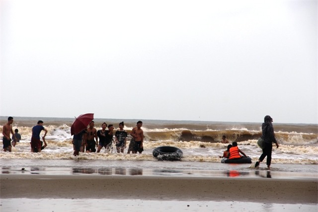 clip: hang tram nguoi dan vo tu tam bien khi bao dang vao thanh hoa hinh anh 2