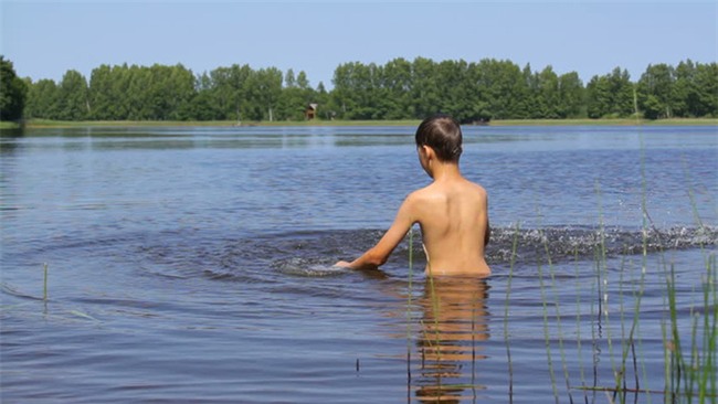 Cậu bé tự hào khoe cánh tay bị mẹ ruột cào cấu chi chít sẹo rồi kể câu chuyện khiến ai cũng cảm động - Ảnh 1.