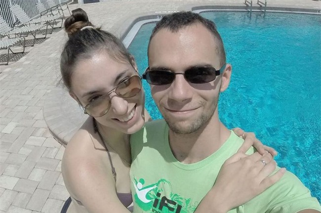 Vận động viên nhảy dù gửi video thông báo với vợ sẽ tới nơi thanh bình chỉ vài phút trước khi nhảy từ máy bay tự tử - Ảnh 1.