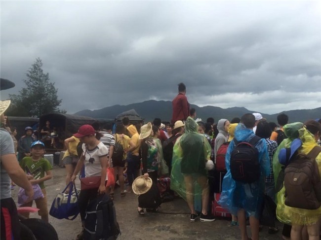 Cả ngàn du khách mắc kẹt trên các đảo ở Quảng Ninh - ảnh 1