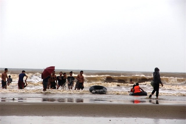 clip: hang tram nguoi dan vo tu tam bien khi bao dang vao thanh hoa hinh anh 2