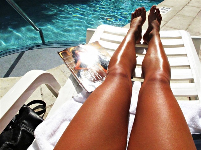 Trào lưu nhuộm nâu da bằng nước ngọt khiến bác sĩ da liễu sợ “phát khiếp” - Ảnh 1.