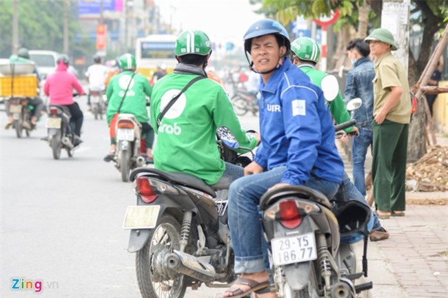 Ha Noi cam dich vu di chung xe cua Uber, Grab hinh anh 1