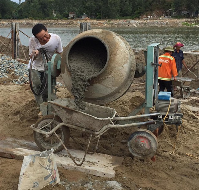 Bức ảnh anh công nhân và câu chuyện đằng sau khiến nhiều người trẻ phải cúi mặt vì xấu hổ - Ảnh 2.