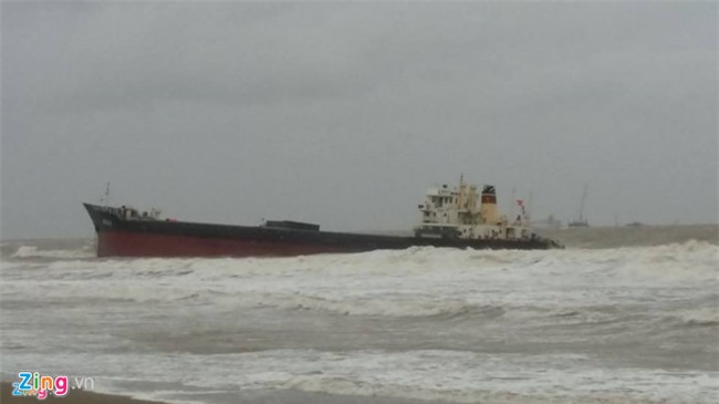 Tau chim tai Cua Lo, 13 nguoi mat tich hinh anh 1