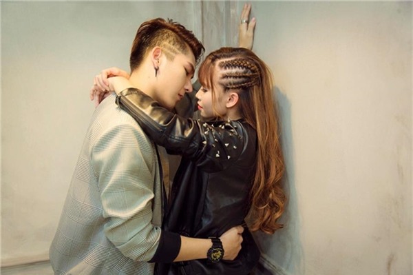 Chuyện tình chị - em của Khởi My và Kelvin Khánh là một chuyện tình đẹp nhất nhì&nbsp;showbiz Việt. Lễ hỏi bất ngờ của họ được khán giả và nhiều nghệ sĩ trong giới giải trí ủng hộ rất nhiều. - Tin sao Viet - Tin tuc sao Viet - Scandal sao Viet - Tin tuc cua Sao - Tin cua Sao