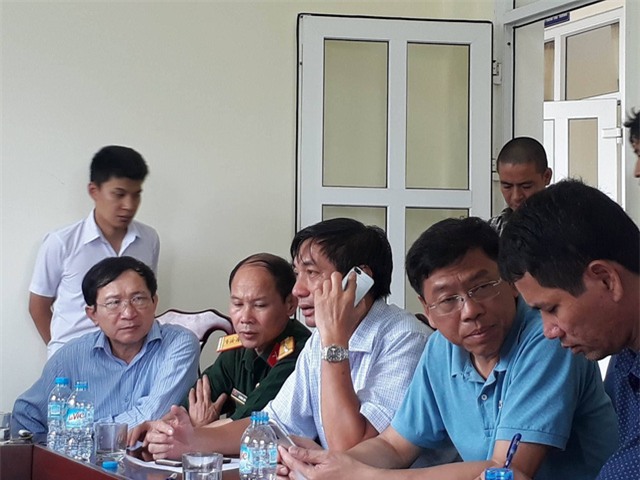 Ông Vương Bình Minh - Giám đốc Cảng vụ hàng hải Nghệ An (người nghe điện thoại) chỉ đạo công tác tìm kiếm.