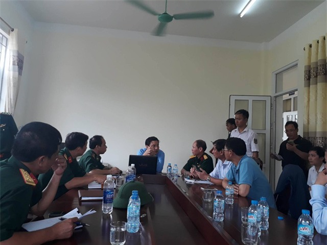 Ông Nguyễn Đắc Vinh (giữa) trực tiếp chỉ đạo công tác tìm kiếm cứu nạn.