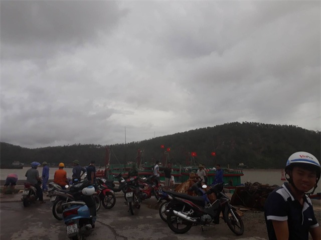 Các lực lượng túc trực tại cầu cảng Cửa Lò sẵn sàng ứng cứu các thuyền viên khi đc đưa vào bờ.