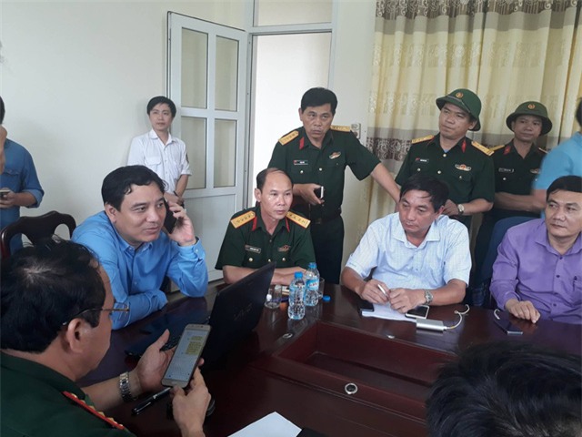 Họp bàn công tác tìm kiếm cứu hộ.