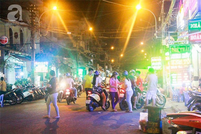Cận cảnh phố ẩm thực đầu tiên ở Sài Gòn khiến giới trẻ phát cuồng - Ảnh 2.