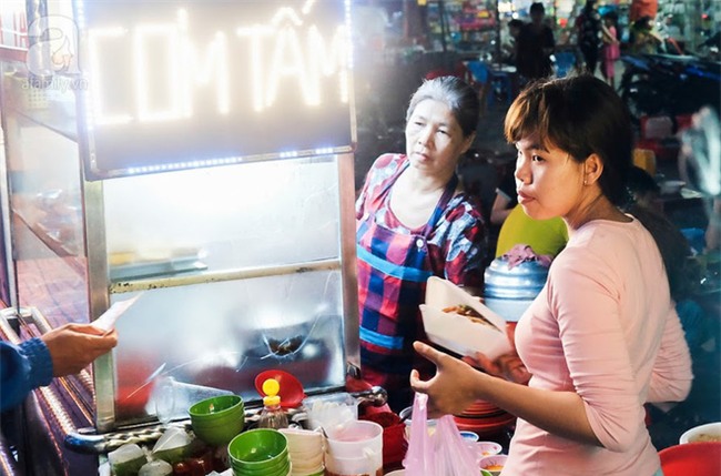 Cận cảnh phố ẩm thực đầu tiên ở Sài Gòn khiến giới trẻ phát cuồng - Ảnh 3.