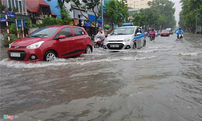 Pho phuong Ha Noi ngap sau trong mua lon hinh anh 6