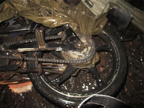 Tử vong vì bị áo mưa quấn vào xích xe, siết cổ trong lúc đổ đèo Mimosa - ảnh 2