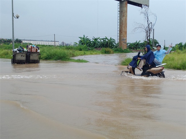Hà Nội: Nhiều chung cư, khu đô thị bị cô lập vì nước ngập lớn  - Ảnh 2.