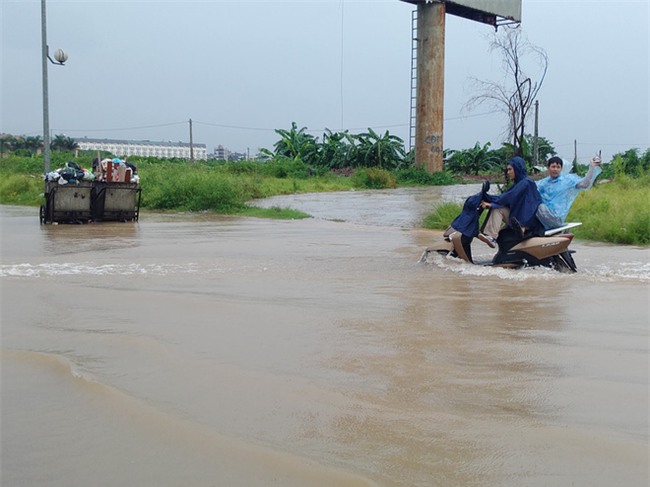 Hà Nội: Nhiều chung cư, khu đô thị bị cô lập vì nước ngập lớn - Ảnh 2.