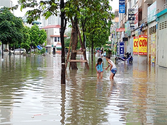 Hà Nội: Nhiều chung cư, khu đô thị bị cô lập vì nước ngập lớn  - Ảnh 11.