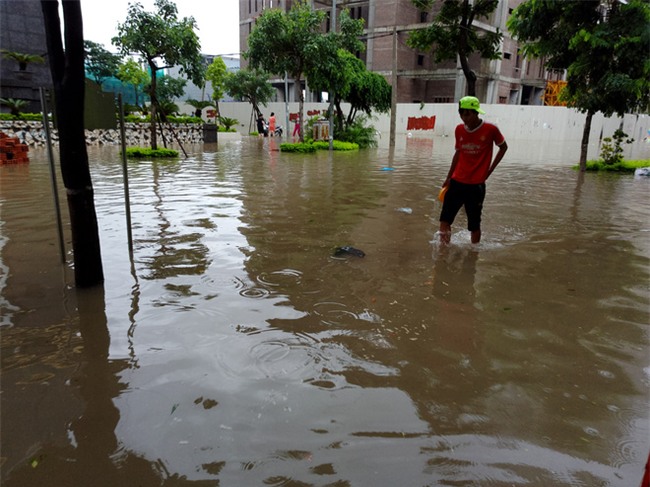 Hà Nội: Nhiều chung cư, khu đô thị bị cô lập vì nước ngập lớn  - Ảnh 15.