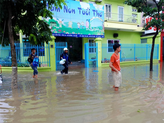 Hà Nội: Nhiều chung cư, khu đô thị bị cô lập vì nước ngập lớn  - Ảnh 18.