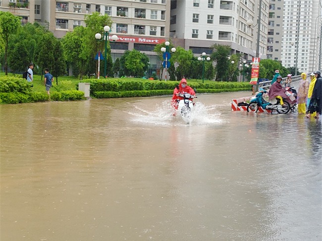 Hà Nội: Nhiều chung cư, khu đô thị bị cô lập vì nước ngập lớn  - Ảnh 4.